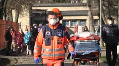 Robotníci mali opraviť strechu a vrátiť sa k rodinám. Namiesto toho ich ratovali záchranári