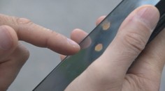 Školáka vydierajú cez internet, páchateľ mu káže ubližovať ľuďom a ničiť autá