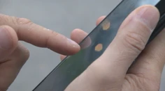 Školáka vydierajú cez internet, páchateľ mu káže ubližovať ľuďom a ničiť autá