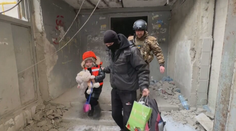 Šesťročná Ukrajinka bývala v pivnici so starými rodičmi. Napriek výbuchom išla za tehotnou mamou