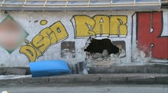 Traktor narazil do domu. Zostala tam obrovská diera