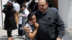 Pri zemetrasení sa zrútila škola. Zomrelo 20 detí, ďalšie volajú o pomoc