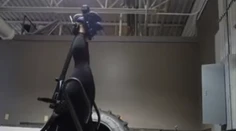 VIDEO: Žena v posilňovni uviazla dole hlavou. Pomoc si privolala smart hodinkami