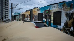 VIDEO: Pobrežie Belgicka zasiahla silná búrka. Mesto Middelkerke zasypali tony piesku z pláže