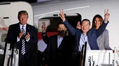 Americkí väzni prepustení z KĽDR sa vrátili domov. Trump sa poďakoval Kimovi