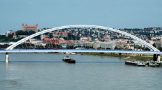 V noci narazil čln do bratislavského mosta Apollo