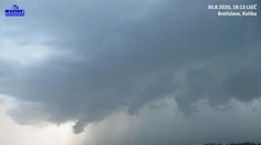 VIDEO: Bratislavu prekvapil downburst, ľudia ratovali, čo sa dalo