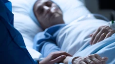 Žena sa prebrala z kómy po 27 rokoch. Prvé slová venovala synovi, pre ktorého sa obetovala