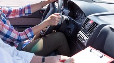 Vláda povolila praktickú výučbu v autoškolách