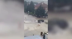 VIDEO: Aj Myjava sa ocitla pod vodou, autá sa ulicami takmer plavili. Najviac však ľudí vystrašila intenzita bleskov