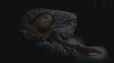 K vašej posteli sa blíži neznáma osoba, no neviete sa pohnúť ani kričať. Ako vzniká spánková paralýza?