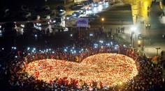Poľsko sa lúči so zavraždeným starostom Gdanska. Vyskladali mu srdce zo sviečok