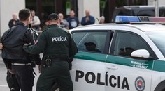 Brutalita v Hlohovci. Partia mužov mladíka zmlátila, vyzliekla a ťahala za autom