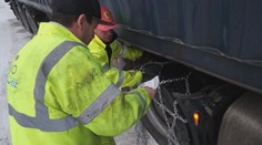 Humorná stránka kalamity: Maďar a Slovák lúštili francúzsky návod k reťaziam na kamióny