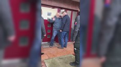 Predstavuje sa ako budúci majiteľ Markízy, má exekúcie za 780-tisíc. Takto to vyzeralo, keď ho navštívil exekútor