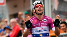 Víťazom 13. etapy Gira Talian Viviani, v ružovom pokračuje Yates