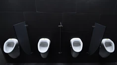 Berlín chce zaviesť na verejných toaletách pisoáre pre ženy