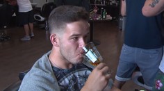 Podozrievate ho, že je v krčme? Pokojne môže sedieť v holičstve