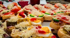 Chlebíčky sú späť. Okrem klasiky sú obľúbené aj modernejšie verzie