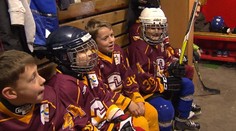 Horná Dolná na ľade? Mladí hokejisti spievajú to, čo by ste tu nečakali