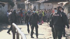 Jeden deň ľudia z osady disciplinovane čakali na dávky, druhý deň hromadná bitka