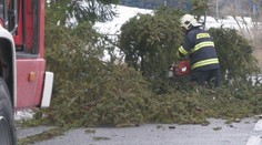 Vietor, dážď aj sneh. Hasiči zasahovali na celom Slovensku, odstaviť museli a lyžiarske stredisko