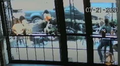 Auto vletelo do ľudí sediacich na terase v reštaurácii. Traja skončili v nemocnici