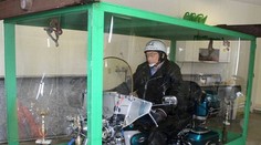 Bizarný pohreb! Muž sa nechal pochovať na milovanej motorke