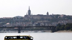 V Budapešti uviazol obojživelný autobus v Dunaji, pasažierov zachraňovali hasiči