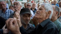 Zúfalí ľudia v Grécku. Vláda predĺži bankové prázdniny