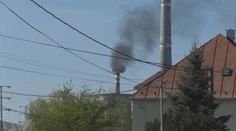 Nováčanov vystrašil hustý čierny dym, ktorý sa valil z komína v elektrárni