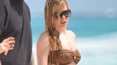 Avril Lavigne v bikinách. Nie je to také zlé!