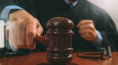 Odsúdili živnostníka, ktorý dal lekárovi fľašu domácej slivovice