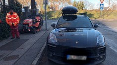 Kuriózna nehoda v Bratislave: Traktorová kosačka sa zrazila s luxusným autom