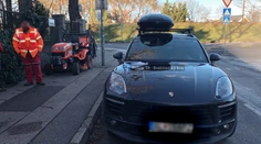 Kuriózna nehoda v Bratislave: Traktorová kosačka sa zrazila s luxusným autom