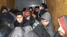 Policajti na hraničnom priechode v Rajke našli v dodávke 16 nelegálnych imigrantov