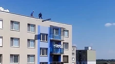 Odpad hádzali zo strechy paneláka priamo na chodník: Odborník nad videom len krútil hlavou