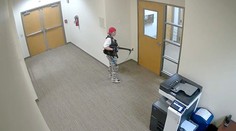 VIDEO: Kamery zachytili vyčíňanie na škole. Strelkyňa zabila tri 9-ročné deti a troch dospelých