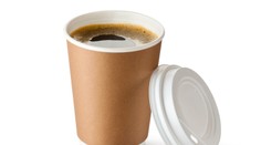 Pijete často kávu z kelímka? Môže vás to vraj zabiť