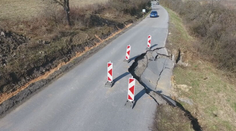 Cesta sa im prepadáva pred očami. Dve obce na Gemeri sledujú, ako im mizne jediná spojnica so svetom