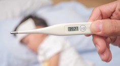 Na deti útočí variant chrípky, pri ktorom majú vysoké horúčky aj týždeň. Doktori radia, ako to zvládnuť čo najlepšie