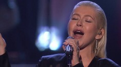 Smutný pohľad na Christinu Aguileru. Na pery si prikladala príliš veľa cibule