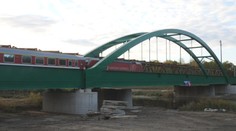 Obchádzky pre EC vlaky sa skončili. Na Záhorí prešiel po novom železničnom moste prvý stroj