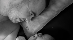 Nevyliečiteľne chorý Čech (33) v apríli zrušil asistovanú samovraždu, teraz sa dočkal narodenia dcéry