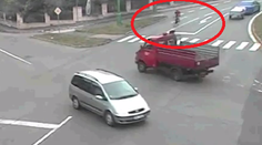 Pohľad, ktorý bolí. Cyklista nedostal prednosť a napálil do dodávky