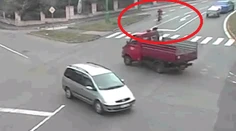 Pohľad, ktorý bolí. Cyklista nedostal prednosť a napálil do dodávky