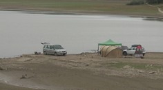 Rybári kempujú na dne vyschnutej Domaše, aj keď je to zakázané