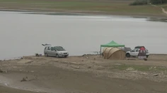 Rybári kempujú na dne vyschnutej Domaše, aj keď je to zakázané