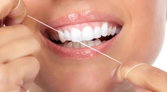 Používate dentálnu niť? Možno nerobíte dobre