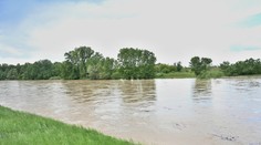 Prudký dážď dvíha hladiny riek. Na týchto miestach vyhlásili tretí povodňový stupeň